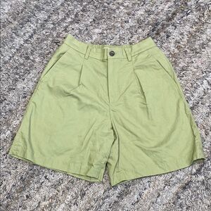 Uniqlo high waisted pleated front shorts sz S 26/27 waist linen blend green
